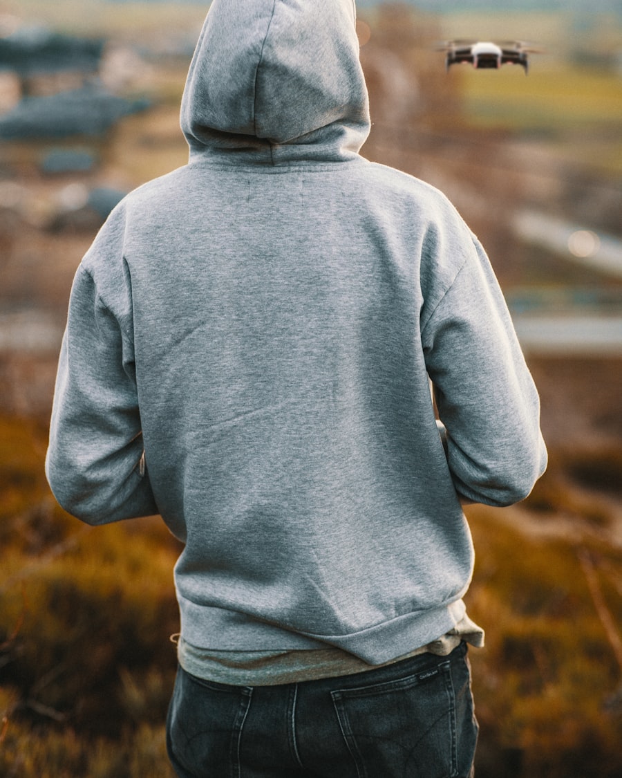 Sudadera con capucha en gris jaspeado, vista por detrás
